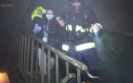 Во время пожара в львовской многоэтажке погиб мужчина, еще 10 человек спасли (фото)