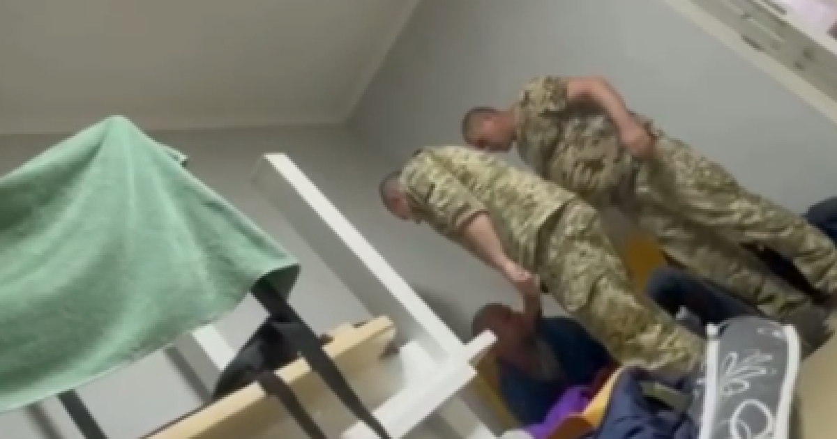 Працівник ТЦК знущається з чоловіка