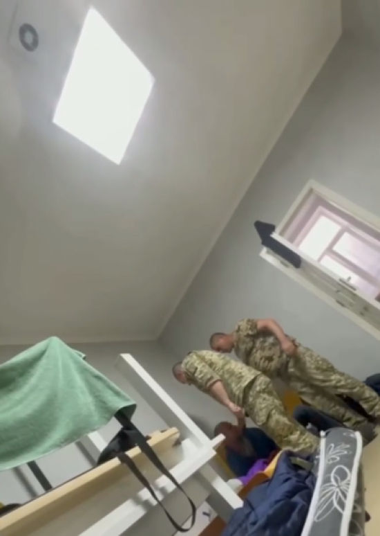 На Львівщині працівник ТЦК з пістолетом в руках жорстоко побив чоловіка: