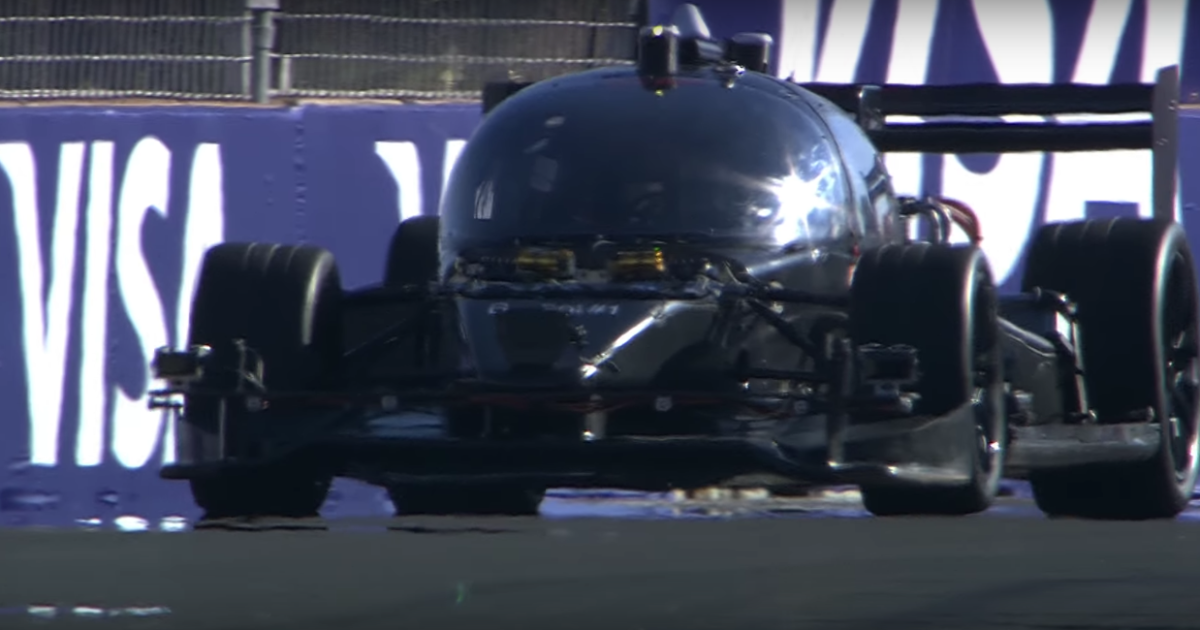 Беспилотный болид DevBot проехал 12 кругов по гоночной трассе