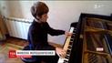 15-летний мальчик с инвалидностью стал пианистом с уникальной техникой игры