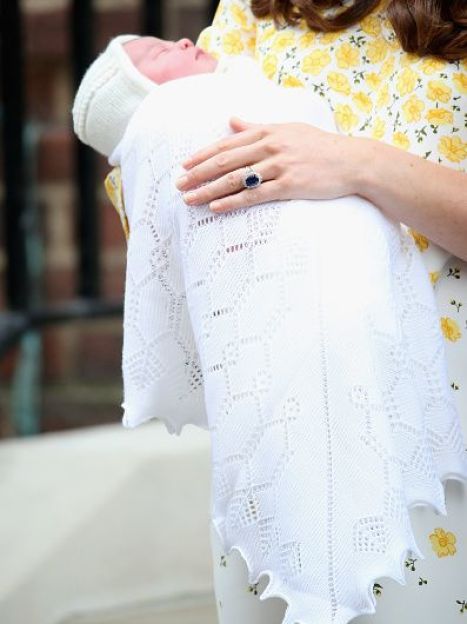 Герцогиня Кембриджская и принц Уильям с новорожденной дочерью покинули госпиталь Святой Марии / © Getty Images