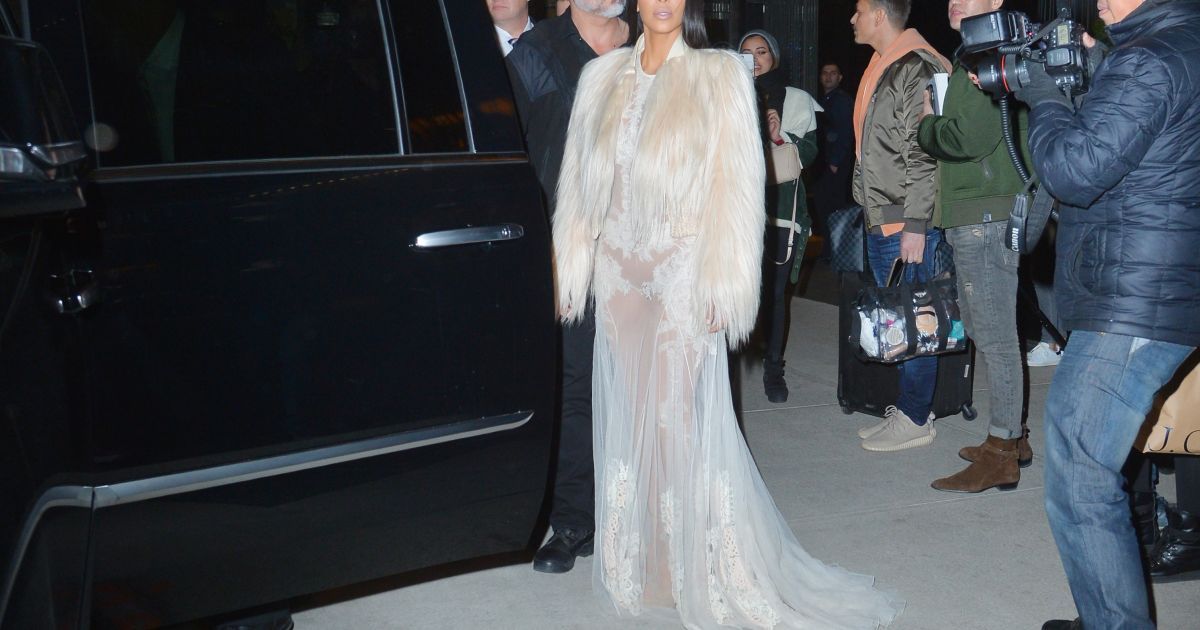 В Сети появились фото Кардашян в прозрачном платье со съемок "Восемь подруг Оушена"