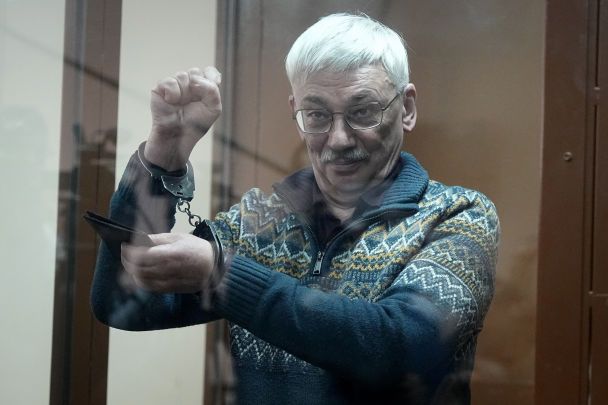 Олег Орлов жестикулює на лаві підсудних у суді в Москві, 27 лютого 2024 року / © Associated Press
