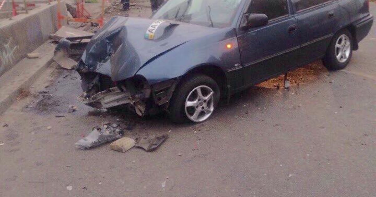В центре Киева водитель Chevrolet влетел в подземный переход и сбежал, поставив авто на сигнализацию