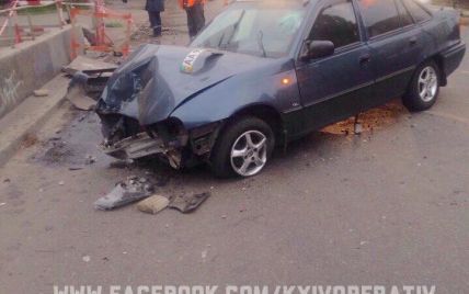 В центре Киева водитель Chevrolet влетел в подземный переход и сбежал, поставив авто на сигнализацию