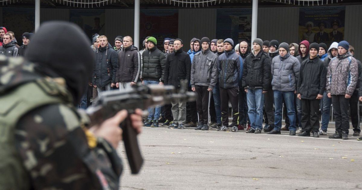Від початку анексії Росія призвала до військової служби 12 тисяч українців у Криму