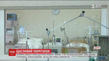 Медики рятують 13-річну дiвчину, яка впала з дев'ятого поверху і вижила