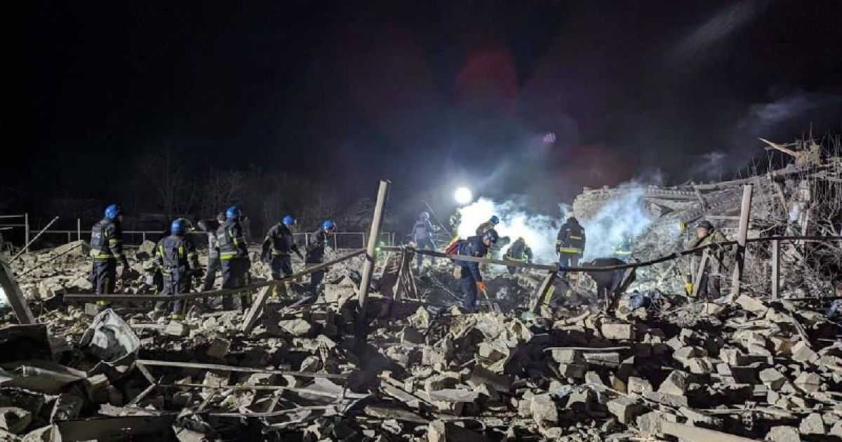 Масований удар по Покровському району: під завалами можуть бути люди, серед загиблих є діти (фото)