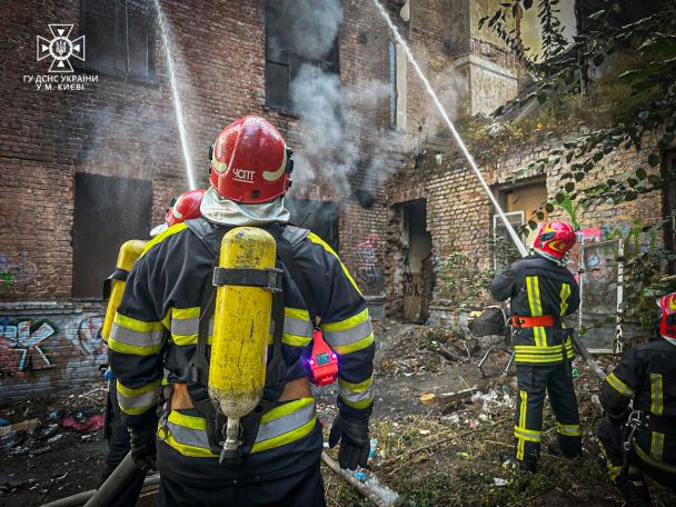 Надзвичайники ліквідовують пожежу у будинку Києва 18 жовтня