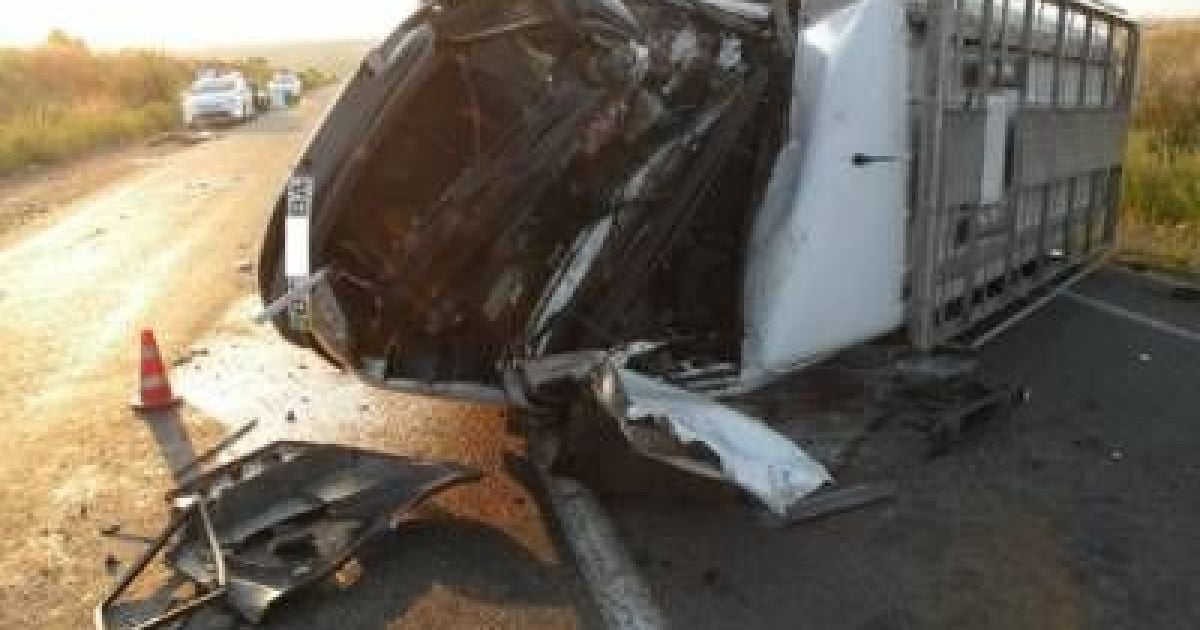 На Миколаївщині постраждали водій і п'ятеро пасажирыв "Мерседесу", що налетів на "Вольво"