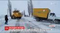 Из-за сильных снегопадов и гололеда спасатели помогают водителям выехать из снежных ловушек