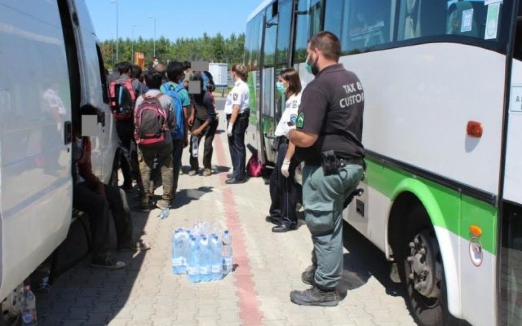 У нелегалів в мікроавтобусі українця не було шенгенських віз / © Mukachevo.net
