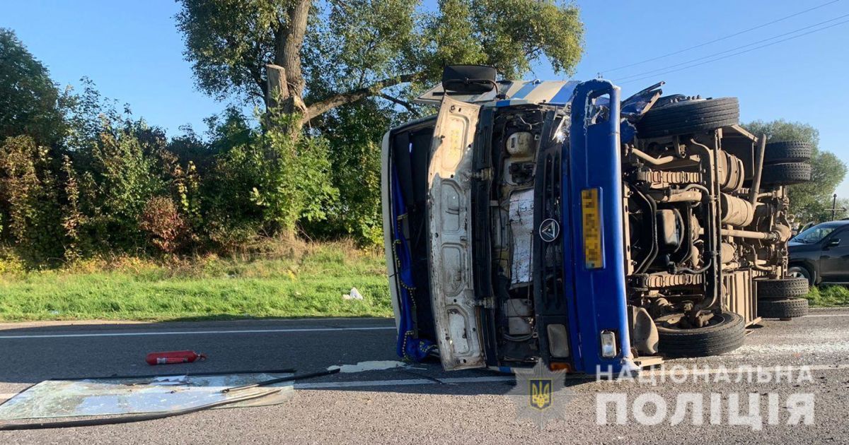 Маршрутка с пассажирами перевернулась в ДТП во Львовской области: есть пострадавшие (фото)