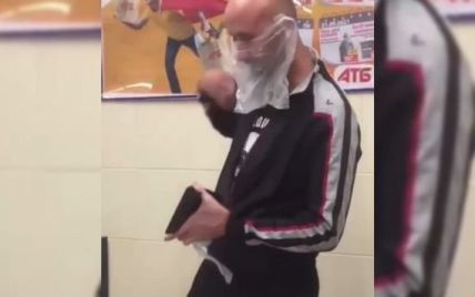 Законодатель моды: в Херсоне мужчина вместо маски надел пакет и стал звездой Сети (видео)
