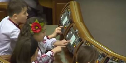 Дети погибших бойцов АТО "проголосовали" в Раде за мир