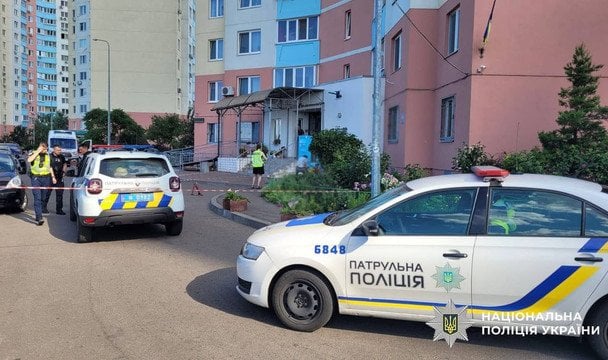 В Киеве из окна 21-го этажа выпал ребенок: что известно