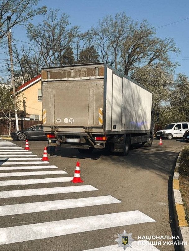 Смертельний ранок в Ірпені: вантажівка на переході збила маленьку дівчинку (відео)