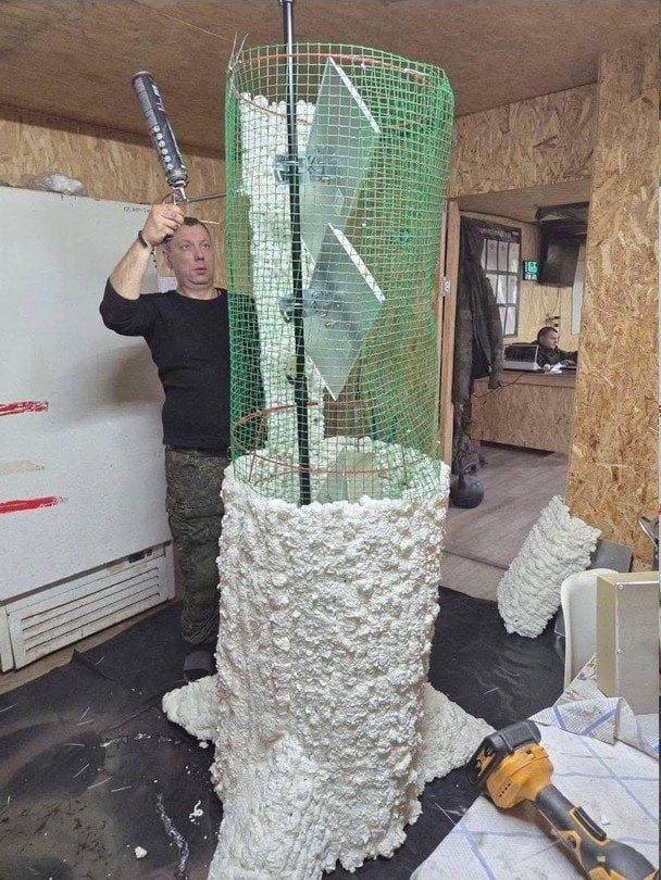 Ворог маскує антени РЕБ і зв’язку під штучні дерева / © Сергій Флеш