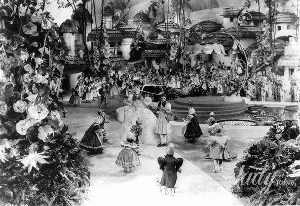 Біллі Берк у ролі Доброї відьми Глінди і Джуді Гарленд у ролі Дороті / © Getty Images