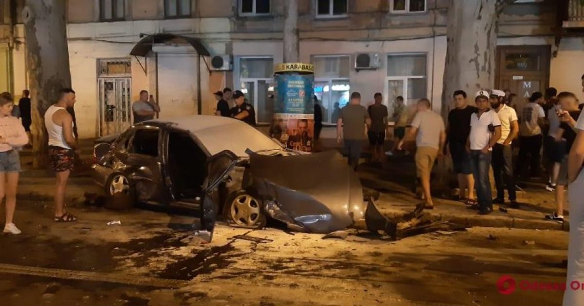 Один у комі, ще двоє - в реанімації: подробиці нічної ДТП в Одесі