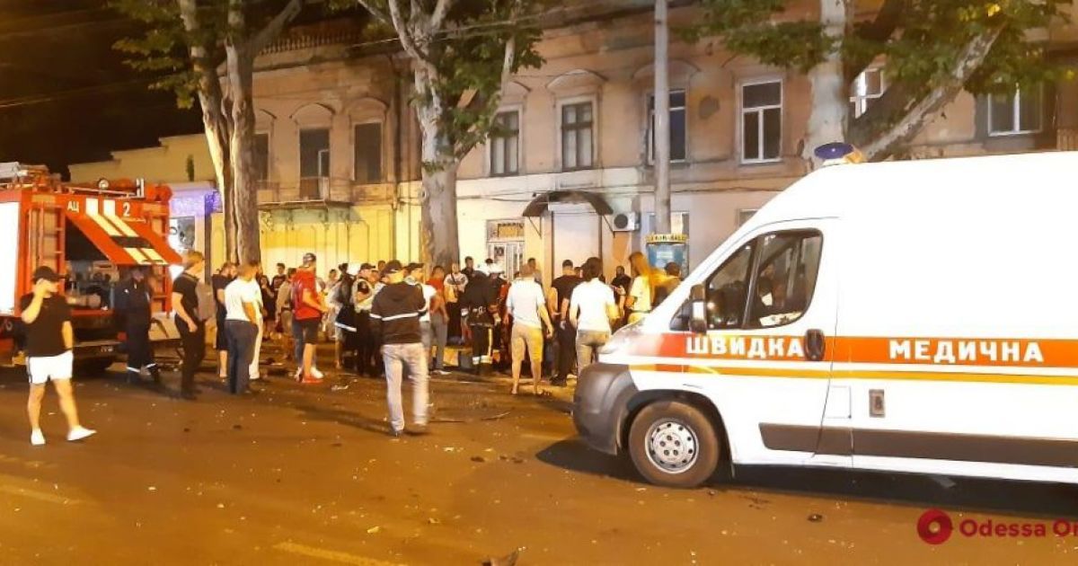 В центрі Одеси сталася масштабна ДТП: уламки машин розкидало по тротуарах
