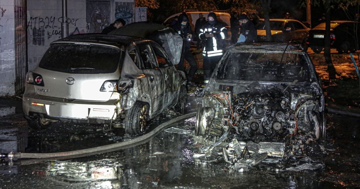У Києві згоріли три автівки