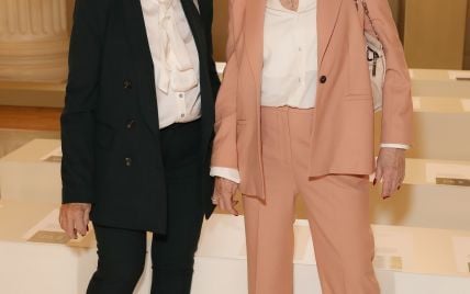 Какие стильные: мама и свекровь Виктории Бекхэм на показе дизайнера в Лондоне