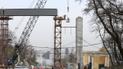 В Киеве начали монтаж самой большой части пешеходного моста