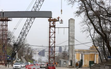 У Києві почали монтаж найбільшої частини пішохідного мосту