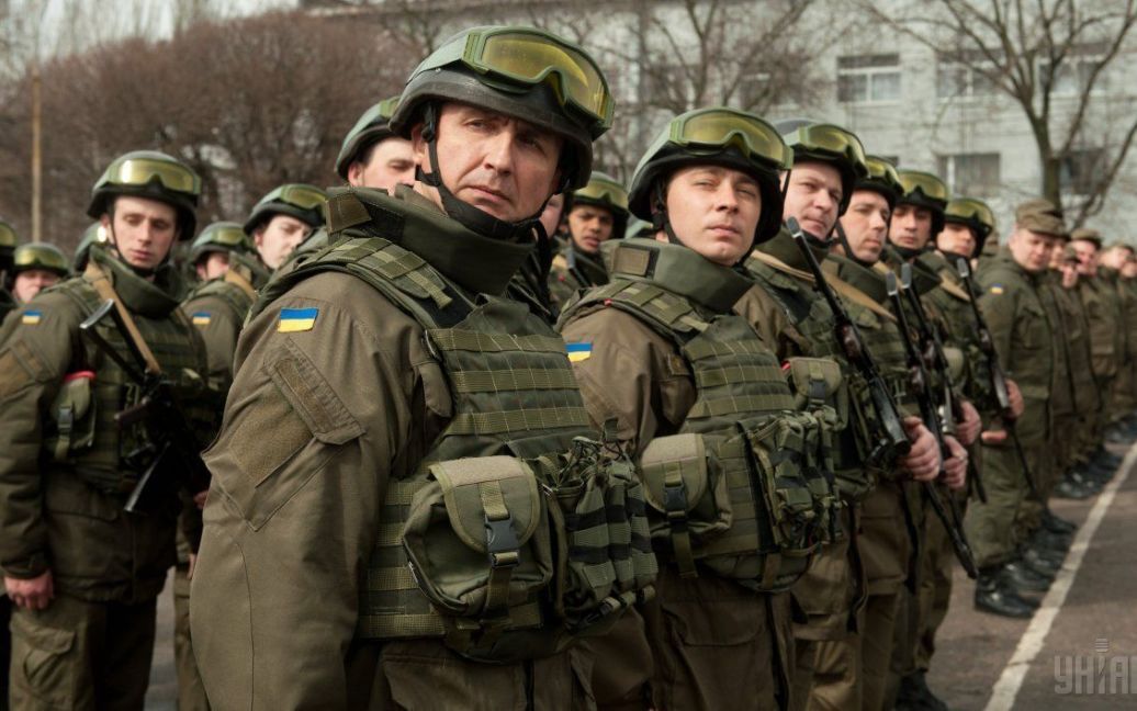 Военнослужащие 23-й отдельной бригады по охране общественного порядка Национальной гвардии Украины во время торжественных мероприятий по случаю второй годовщины создания Нацгвардии, в Запорожье. / © УНИАН