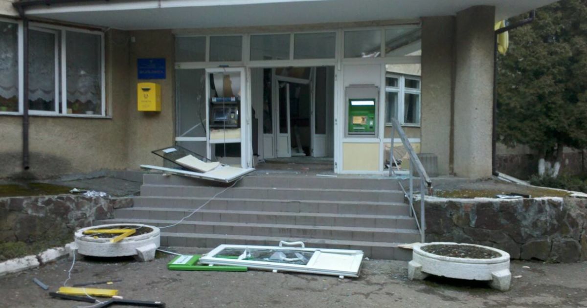 На Прикарпатье ночью неизвестные взорвали поликлинику