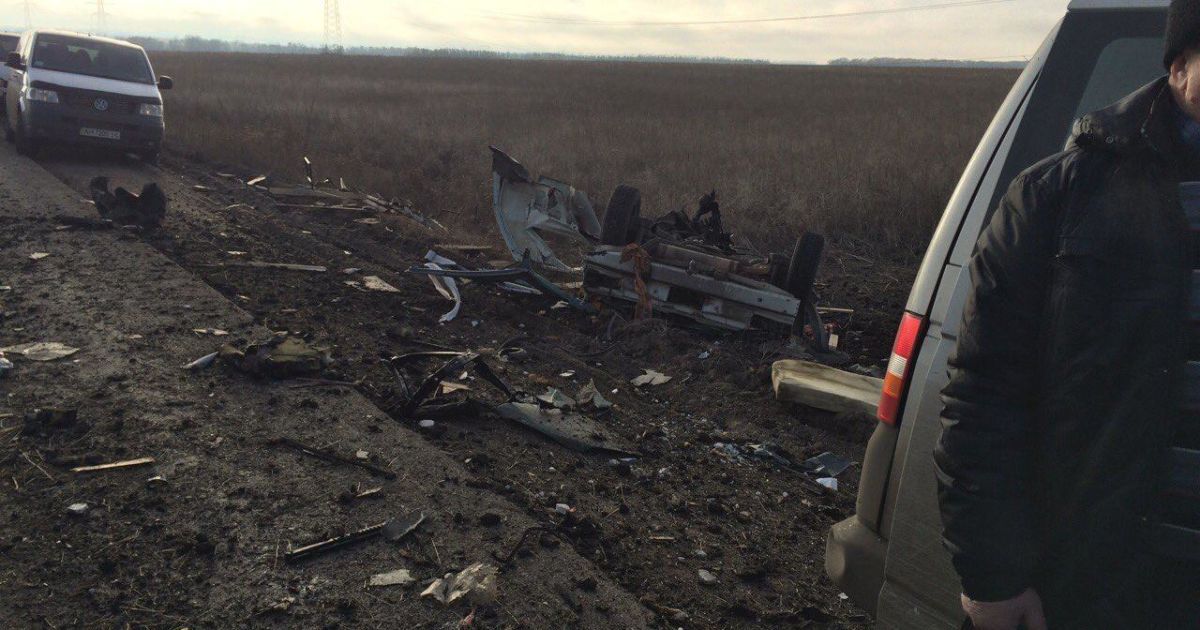 Автомобиль выехал на обочину, пытаясь объехать общую очередь