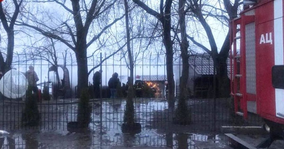В Киеве произошел пожар в клубе отдыха на берегу Днепра
