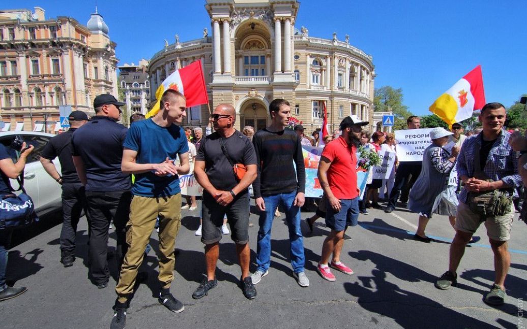 В Одессе любителям откровенного секса на пляже вручили повестки в армию