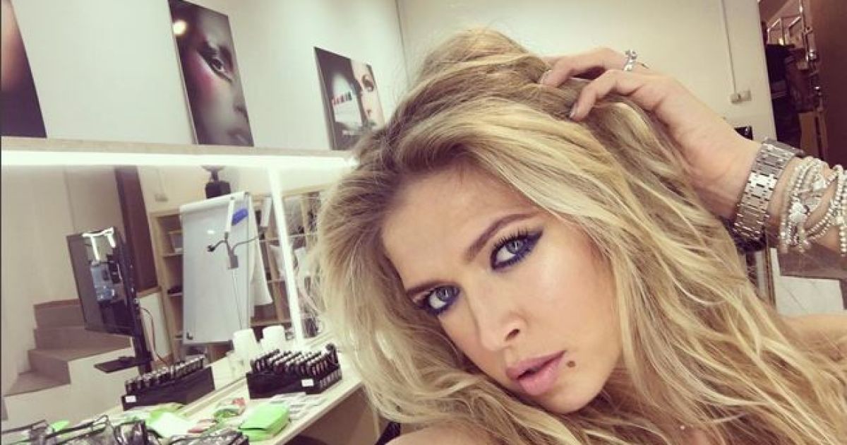 Еркек көйлегі мен шұлық киген қыздың суреттері