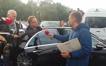 В окулярах та із рюкзаком: легендарний Стінг приземлився у Києві 