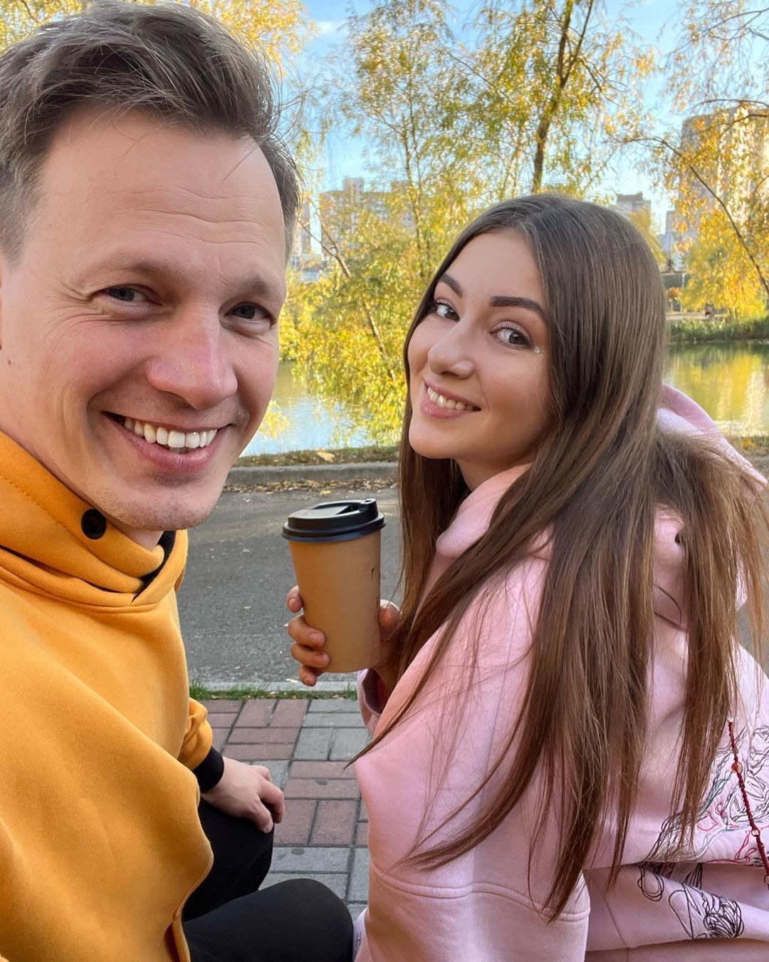 Оның жас дос қызын сиқырлайды