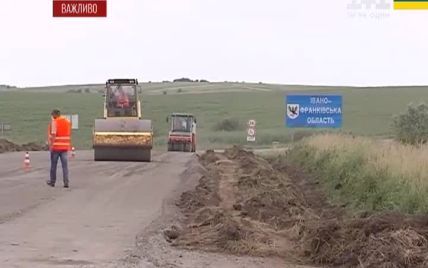 Дорогу Львів-Івано-Франківськ ремонтують за новітньою технологією
