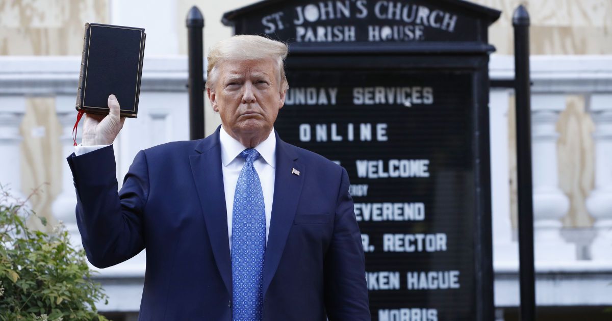 Трамп заплатив іншому студентові, щоб той здав тест до коледжу замість нього – племінниця президента