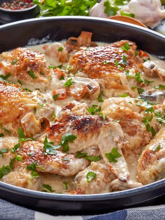 Куриные крылышки в сметанном соусе на сковороде