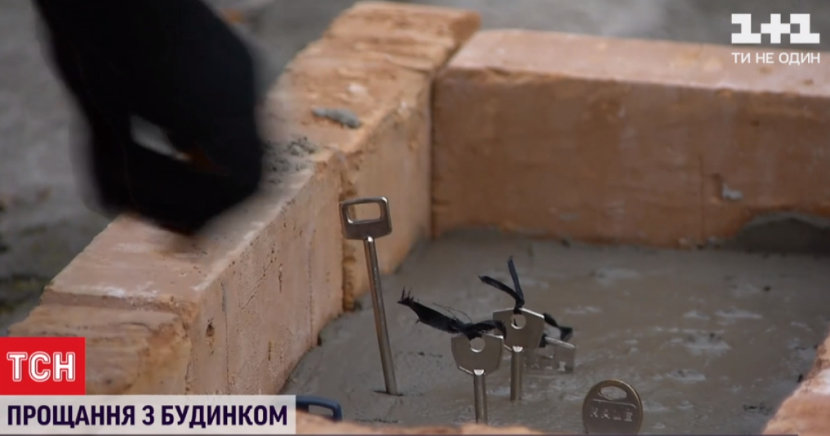 В Киеве жители разрушенной взрывом многоэтажки на Позняках попрощались с домом: видео