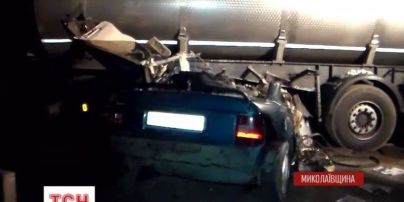 Под Николаевом автомобиль с военными влетел под бензовоз: трое погибших