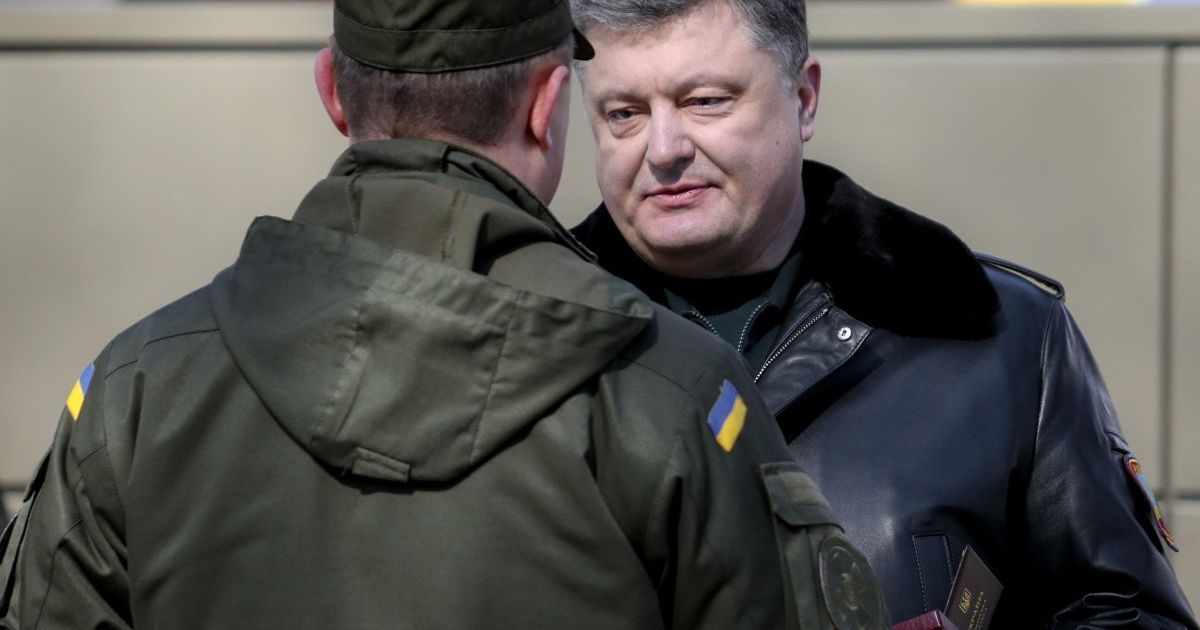 Порошенко уверяет, что Украина надежно защищена военными