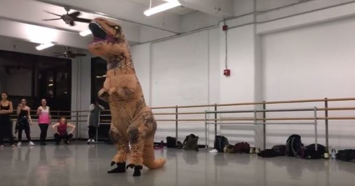 Хореографическое выступление тираннозавра под песню из мюзикла "Кордебалет" очаровало публику
