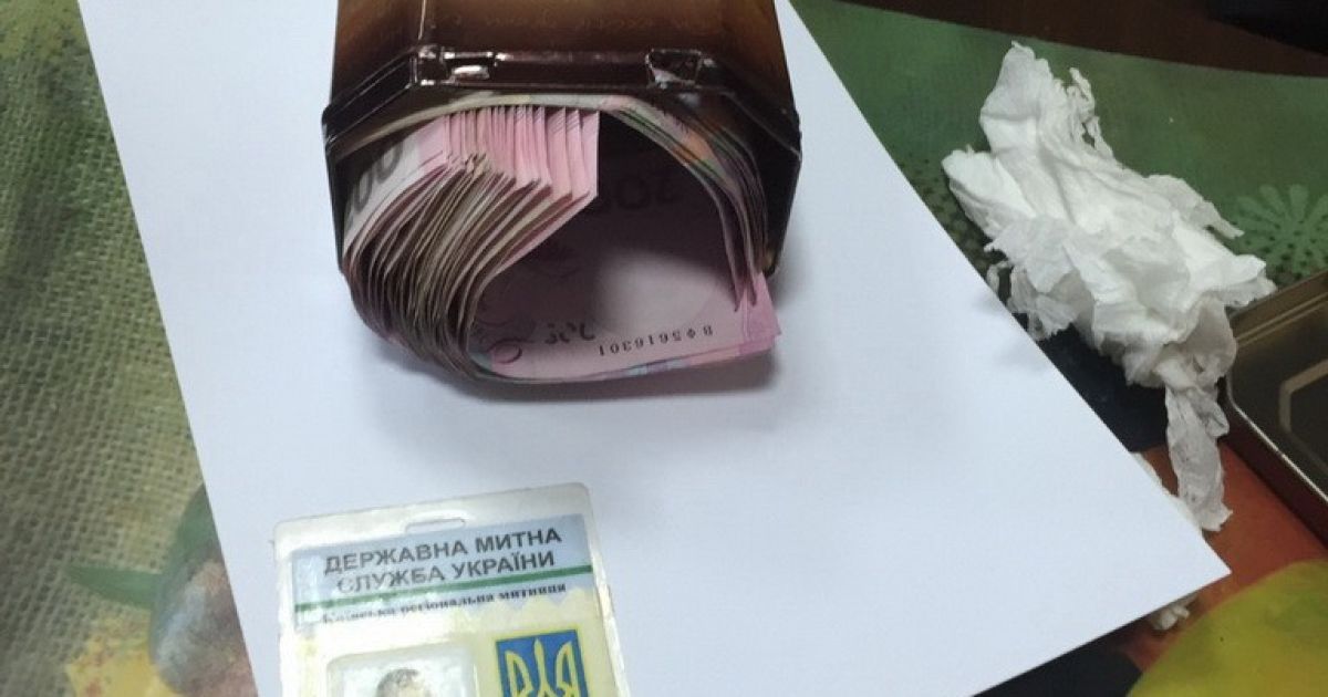 В Киеве "погорел" на взятке чиновник таможенного поста