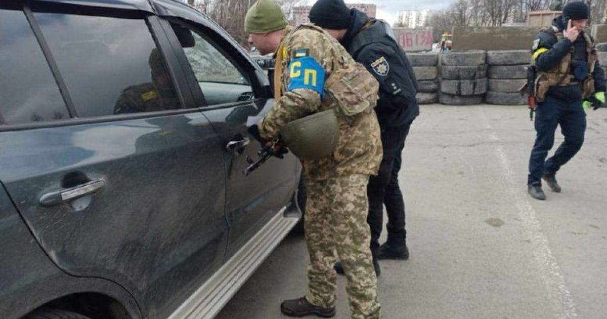 Під час вручення повісток уповноважена особа має пред'явити  спеціальне службове посвідчення