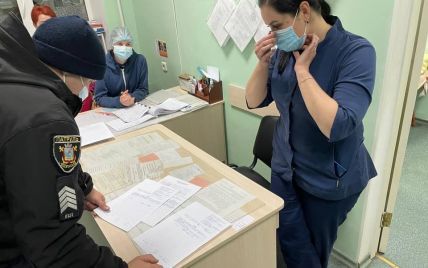 Зламали шлагбаум і накинулися на медиків: у Миколаєві група людей на приватній швидкій штурмувала лікарню 