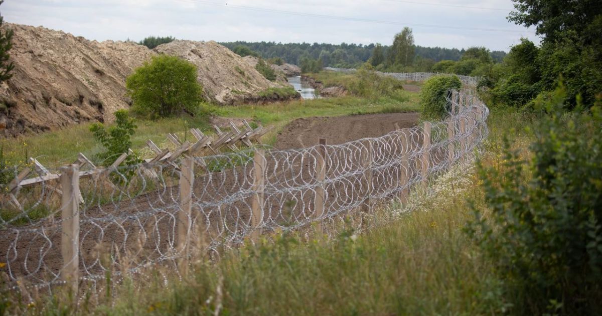 У Білорусі поскаржились, що Україна на кордоні підірвала мости та замінувала дороги