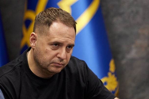 Єрмак мав 4 дипломатичні паспорти, але його виїзди за кордон засекретили — що розкрили в суді